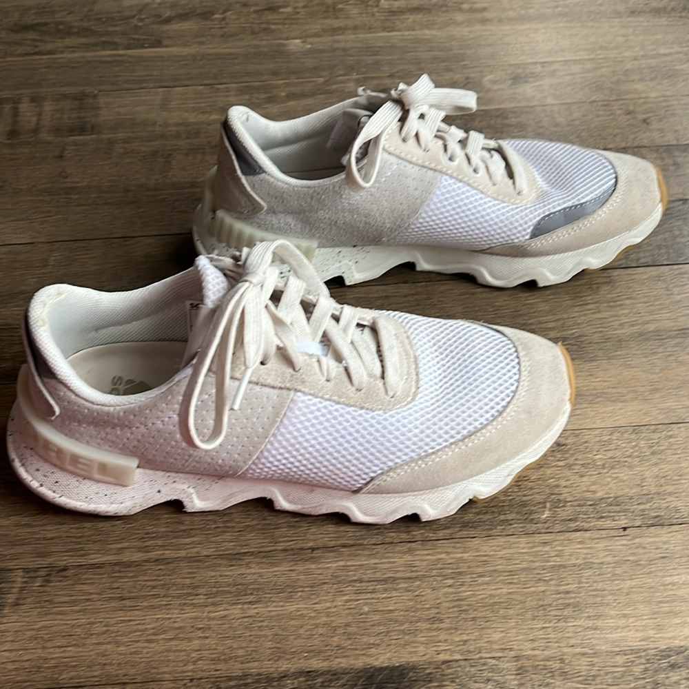 Sorel kinetic women’s tennis shoes. Off white. Sz 8